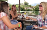 Die Gäste in der «Galerie am See» schätzen die malerische Kulisse, gebildet von See, Städtli und Schloss. (Bilder: Hanspeter Thurnherr)