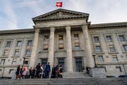Zuschauer und Anwälte warten im Herbst 2018 vor dem Gebäude des Bundesgerichts in Lausanne. (Bild: ky/Jean-Christophe Bott)