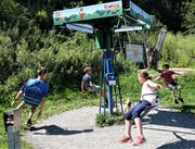 Diese Kinder aus München geniessen das Karussell beim hinteren Teil des Sees.
