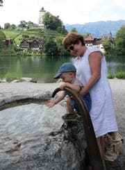Nils, hier mit Nonna Sandra, liebt wie die meisten Kinder das Spiel mit dem Wasser.