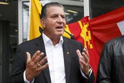 Nationalratskandidat Eric Stauffer erklärt sich am Montag in Genf vor den Medien. (Bild: Salvatore Di Nolfe, Keystone)