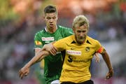 St.Gallens Cedric Itten im Zweikampf mit Fabian Lustenberger. (Bild: Keystone)
