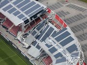 Das Dach des Stadions von Alkmaar wurde am Sonntag durch starke Winde teilweise zerstört (Bild: KEYSTONE/EPA ANP/DUTCHPHOTO)