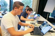 Lernende der Elektronikklasse bringen sich selbstständig Kenntnisse der Programmierung bei. (Bild: Christof Lampart)