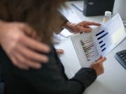 Ein Drittel der Lernenden sind gemäss einer Umfrage am Arbeitsplatz schon einmal sexuell belästigt worden. (Bild: KEYSTONE/GAETAN BALLY)