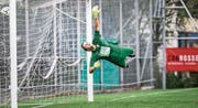 Hergiswil-Goalie Oliver Strohhammer streckt sich vergebens beim 0:1. Bild: Manuela Jans-Koch (10. August 2019)