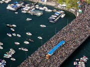 Ein 31-jähriger Deutscher hat am der Zürcher Street Parade mit einem mit Rohrbomben-Attrappen gefüllten Rücksack einen Polizeieinsatz ausgelöst. Der Mann wurde verhaftet. (Bild: KEYSTONE/ALEXANDRA WEY)