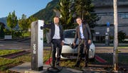 EWN-Direktor Remo Infanger (links) und Spitaldirektor Urs Baumberger testen die neue Ladestation beim Kantonsspital.Bild: PD
