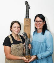 Künstlerin Maite Guisande Lopez (links) und Gemeindepräsidentin Renate Huwyler zeigen die Skulptur. (Bild: Daniel Frischherz, Hünenberg, 12. August 2019)