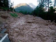 Erdrutsche haben am Sonntagabend bei einem Unwetter in den Kantonen Wallis und Graubünden diverse Strassen verschüttet. (Bild: Kantonspolizei Graubünden)