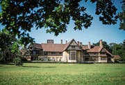 Schloss Cecilienhof in Potsdam gehörte einst den Hohenzollern. Jetzt will es die Familie zurück. Bild: Clemens Bilan/EPA (18. Juli 2019)