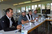 Informierten über das erste Betriebsjahr der Swiss Future Farm in Tänikon. Von links: Christian Eggenberger (Leiter Beratung BBZ Arenenberg), Nils Zehner (Agricultural Engineer AGCO), Martin Huber (Direktor BBZ Arenenberg), Nico Helmstetter (Projektleiter SSF, GVS Agrar). (Bild: Christoph Heer)