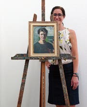 Kuratorin Milena Oehy hinter Martha Haffters Staffelei und einem ihrer Selbstporträts. (Bild: Dieter Langhart)