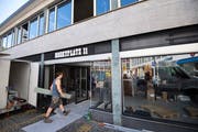 Noch gehen die Handwerker am Marktplatz 11 ein und aus. Ab morgen Dienstag werden es die Gäste des neuen Restaurants Zur Werkstatt sein. (Bild: Ralph Ribi - 9. August 2019)