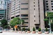 Das Manhattan Correctional Center in New York. Hier starb Jeffrey Epstein. (Bild: EPA)