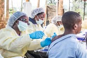 Über 170'000 Personen wurden in der Demokratischen Republik Kongo bereits gegen das Ebola-Virus geimpft. Impfteams müssen sich dafür unter anderem durch den Dschungel kämpfen und Rebellengebiete umgehen. (Bild: Keystone)