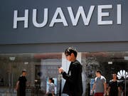 Das neue Huawei-Betriebssystem soll erst einmal in einem neuen TV verbaut werden: ein Geschäft in Peking (Archivbild). (Bild: KEYSTONE/AP/ANDY WONG)
