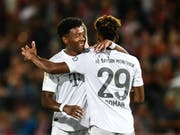 David Alaba gratuliert Kingsley Coman zum 2:0 (Bild: KEYSTONE/EPA/FILIP SINGER)