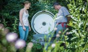 Als das Trinkwasser vor drei Wochen knapp wurde: Ingrid von Känel, Präsidentin der Wasserversorgung Seerücken West, und Ueli Meier, Wasserwart der Gemeinde Mammern, bei einer Quellfassung im Wald von Schloss Liebenfels. (Bild: Reto Martin (24. Juli 2019)