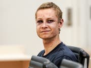 Der 21 Jahre alte Tatverdächtige am Montag vor Gericht in Oslo. Sein Gesicht wies zwei blaue Augen sowie mehrere Schrammen auf, die offenbar von der Auseinandersetzung in der Moschee herstammten. Dennoch lächelte er in Richtung der Kameras. (Bild: Keystone/EPA/CORNELIUS POPPEN)