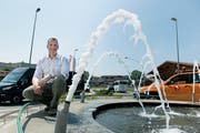 Der Weggiser Gemeindepräsident Roger Dähler beim Kreisel: Im Moment dreht sich vieles um Bauen und Tourismus. (Bild: Corinne Glanzmann, 3. August 2018)