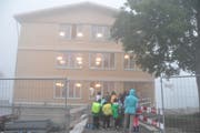Die Schulkinder und die Eltern der Erstklässler betreten pünktlich auf den Schulbeginn um acht Uhr das neue Wildhauser Schulhaus. (Bild: Sabine Camedda)