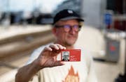 Marco Morosoli zeigt seinen Lieblingsgegenstand: sein Generalabonnement der 1. Klasse. (Bild: Stefan Kaiser, Zug, 5. August 2019)