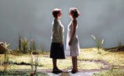 Die russische Pampa als Spiegelkabinett: Tatjana (Shira Patchornik, rechts) und Filipjewna (Liuba Sokolova). Bild: Bregenzer Festspiele/Karl Forster
