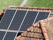 Dank Niedrigstenergie-Bauten und ganzflächigen Solarzellen auf den Gebäudedächern sollen gemäss einer Studie die Ziele des Pariser Klimaabkommens erreichbar sein. (Bild: KEYSTONE/GAETAN BALLY)