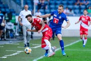Der Luzerner Verteidiger Christian Schwegler (rechts) am letzten Sonntag im verlorenen Heimspiel gegen den Thuner Nicola Sutter. (Bild: Martin Meienberger/Freshfocus, 11. August 2019)