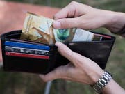 Die Arbeitnehmenden sollen wieder mehr Geld im Portemonnaie haben. Travail.Suisse und seine Mitgliedsverbände fordern Lohnerhöhungen von mindestens zwei Prozent. (Bild: KEYSTONE/CHRISTIAN BEUTLER)