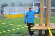 Bei der Präsentation des neuen Abenteuerparks spielte das Wetter nicht mit. Markus Koster, Geschäftsführer der Luftseilbahn Jakobsbad-Kronberg AG, hofft aber, dass bei besseren Bedingungen sich hier viele Besucher tummeln werden. (Bild: Astrid Zysset)
