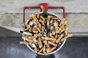 Neuer Anlauf für Werbeverbote: Die Gesundheitskommission des Ständerates will Zigarettenwerbung in Zeitungen, Zeitschriften und Internet verbieten. (Bild: Keystone)