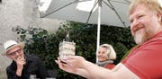 Produzent, Schauspielerin und Bühnenbildner für «Arsen und Spitzenhäubchen»: Leopold Huber, Astrid Keller und Gregor Sturm vom See-Burgtheater Kreuzlingen. (Bild: Donato Caspari)