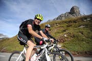 Velofahrer vor dem markanten Märcher Stöckli, nach dessen Namen im Kiosk- Restaurant auf dem Klausen am meisten gefragt wird. (Bild: Urs Hanhart (22. September 2018)