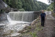 Fritz Duss beim Wasserfall der Grossen Entlen, wo das Restwasser in den Kanal läuft. (Bild: Nadia Schärli, Entlebuch, 13. August 2019)