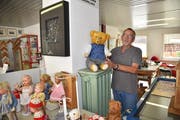 Bruno Hostettler schliesst seine Puppen- und Bärenklinik an der Rathausstrasse. (Bild: Mario Testa)