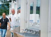 Markus Niedermann (rechts) und Stefan Abt sind für sämtliche Sanitäranlagen des Esaf zuständig. (Bild: Stefan Kaiser, Zug, 13. August 2019)