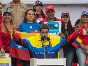 Venezuelas Staatschef Nicolás Maduro will das venezolanische Parlament auflösen und Neuwahlen ansetzen, damit die letzte Bastion der Opposition eliminiert werden kann. (Bild: KEYSTONE/EPA EFE/MIGUEL GUTIERREZ)