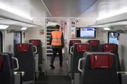 Die SBB lässt Züge mit kaputten Toiletten oder Türen trotzdem weiterfahren. (Bild: Keystone)