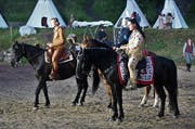 Die Helden ritten wieder in Engleberg: Richard Bucher als Old Shatterhand (links) und Tom Volkers als Winnetou. (Bild: Romano Cuonz, Engelberg, 4. Juli 2019)