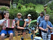 Zum Abschluss des Lagers gaben Jugendliche ein Freilichtkonzert. (Bild: PD, Isenthal, 9. August 2019)