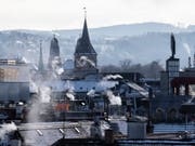 Rauch steigt aus Stadtzürcher Kaminen: Der WWF Schweiz sieht bei der Gebäude-Energiepolitik der Kantone Nachholbedarf. (Bild: KEYSTONE/ENNIO LEANZA)