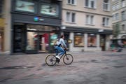 Immer wieder kommt es vor, dass Velofahrer durch die Innenstadt rasen. Die Polizei führt deshalb regelmässige Kontrollen durch. (Bild: Benjamin Manser (13. August 2019))