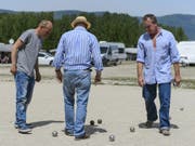 Fahrende bei Pétanque-Spiel am Neuenburgersee. (Bild: Keystone/JEAN-CHRISTOPHE BOTT)
