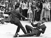 Der verstorbene Komödiant Farid Chopel (rechts) machte 1980 auf der Zürcher Gemüsebrücke Werbung fürs erste Theaterspektakel. Bild: Christian Altorfer