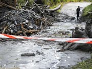 Nach dem Unwetter von Chamoson werden zwei Menschen weiter vermisst. Am Dienstagvormittag wurde die Suche nach den Opfern nach einem Unterbruch wieder aufgenommen. Die Polizei bittet um Hinweise. (Bild: Keystone/JEAN-CHRISTOPHE BOTT)