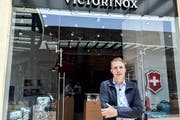 Karl Kieliger vor dem Flagshipstore in Puebla. (Bild: SRF, Puebla, 6. August 2019)