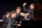 Oliver Schnyder für einmal als Umblätterer, hier für Pianistin Yulianna Avdeeva, mit der Davos Festival Camerata unter Roberto González-Monjas. Bild: Yannick Andrea