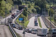 Durch die Sperrung der Brünigstrasse zwischen Giswil und Kaiserstuhl gab es Stau, hier vor der Ausfahrt Giswil auf der A8 (links) wie auf der Kantonsstrasse (rechts). (Bild: Pius Amrein (9. August 2019))